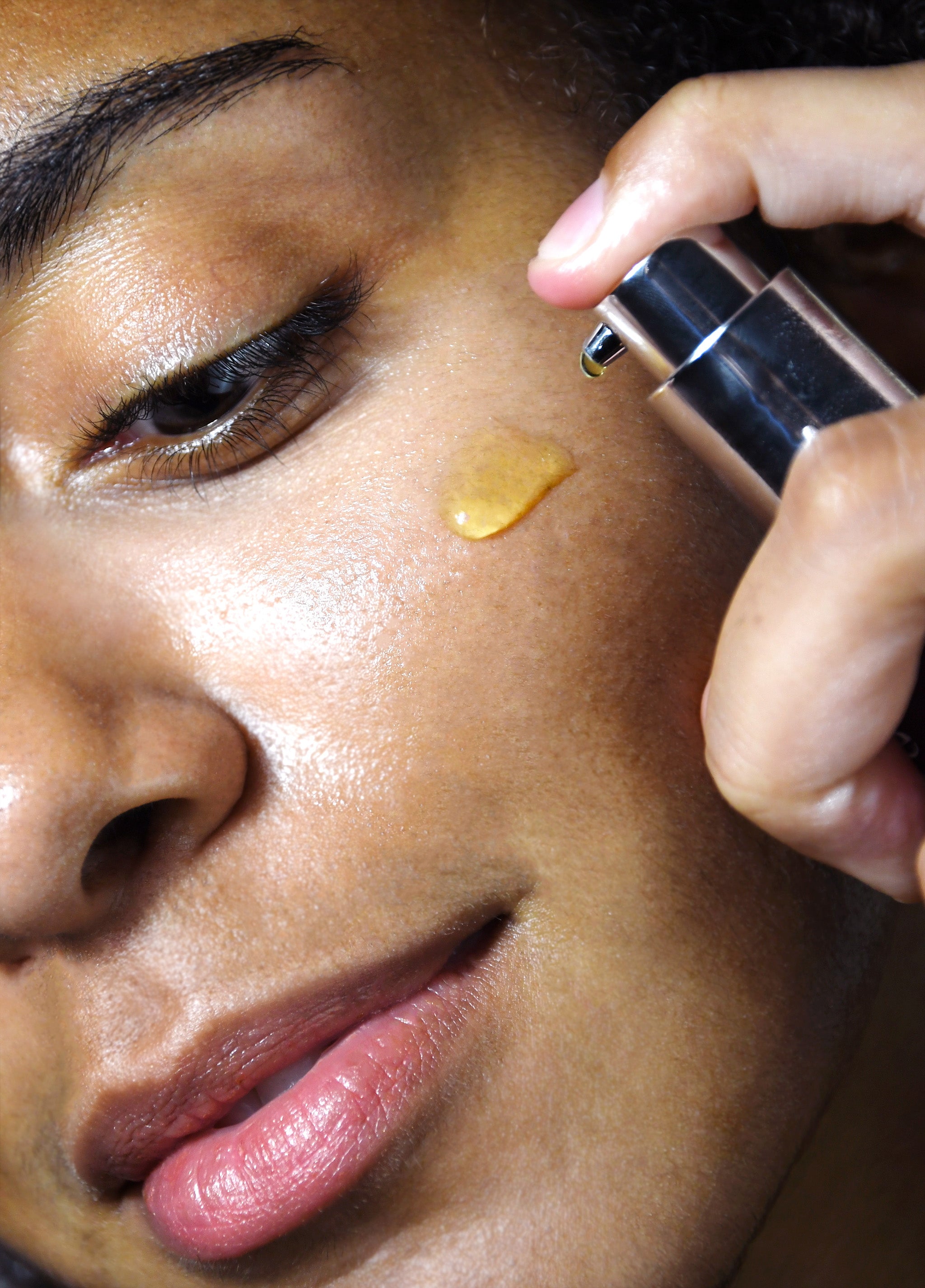 Visage avec peau hydratée et souple grâce à une huile visage bio