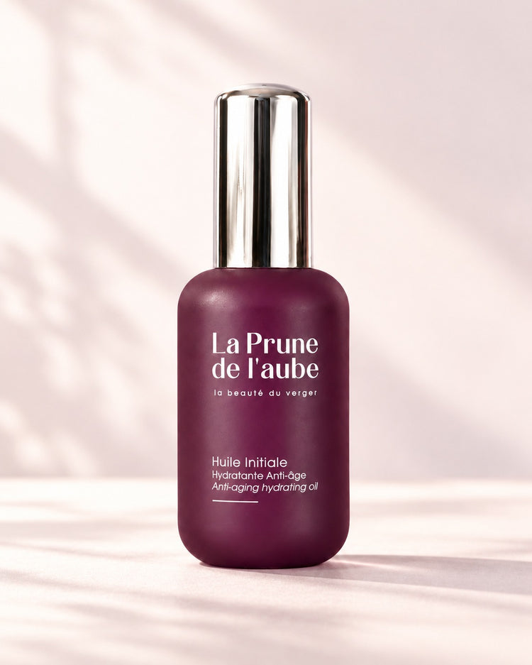 Flacon de l’Huile Initiale, huile visage bio, sur fond clair.