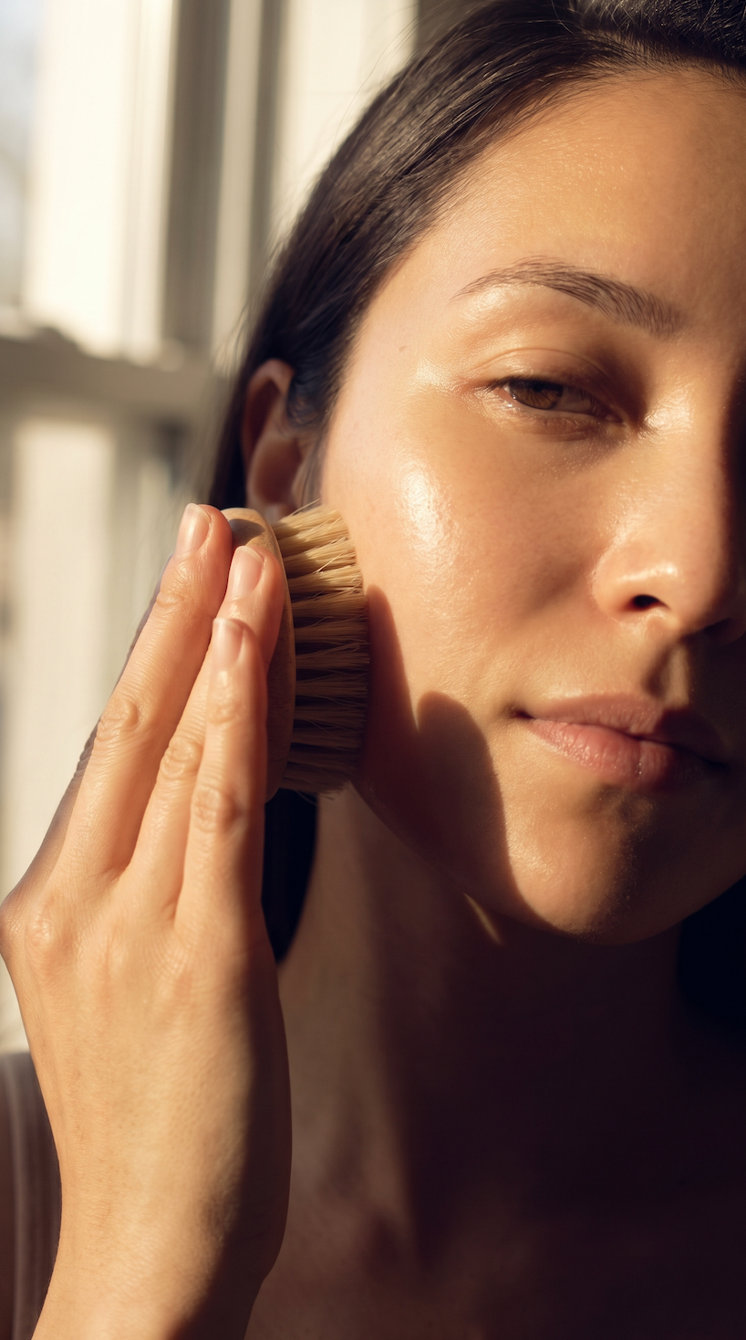 Brosse lymphatique ou massage visage : quelle méthode est la plus douce ?