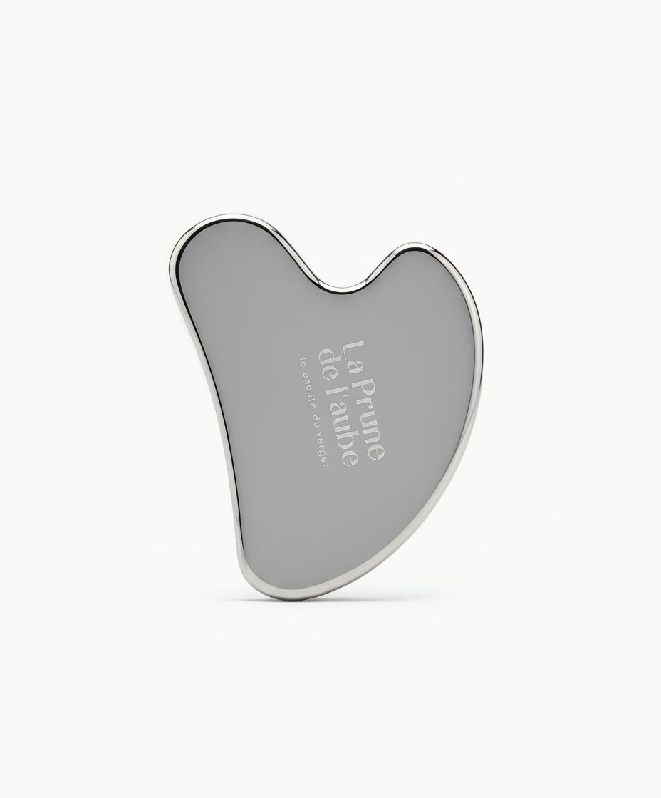 Packshot produit Gua Sha en acier inoxydable pour soin visage