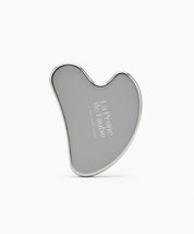 Packshot produit Gua Sha en acier inoxydable pour soin visage