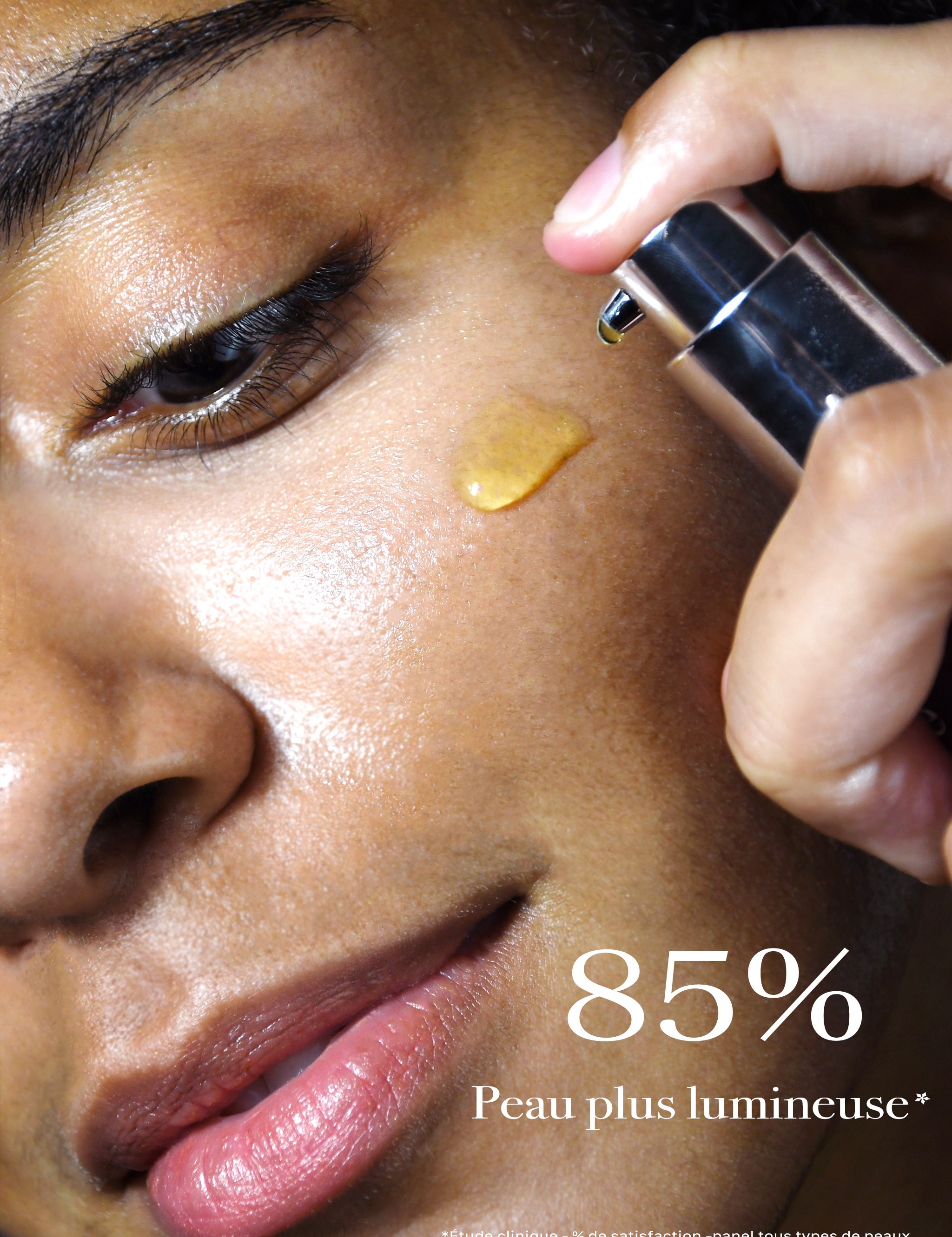 Application d’une huile visage bio anti-âge sur la peau pour un soin hydratant