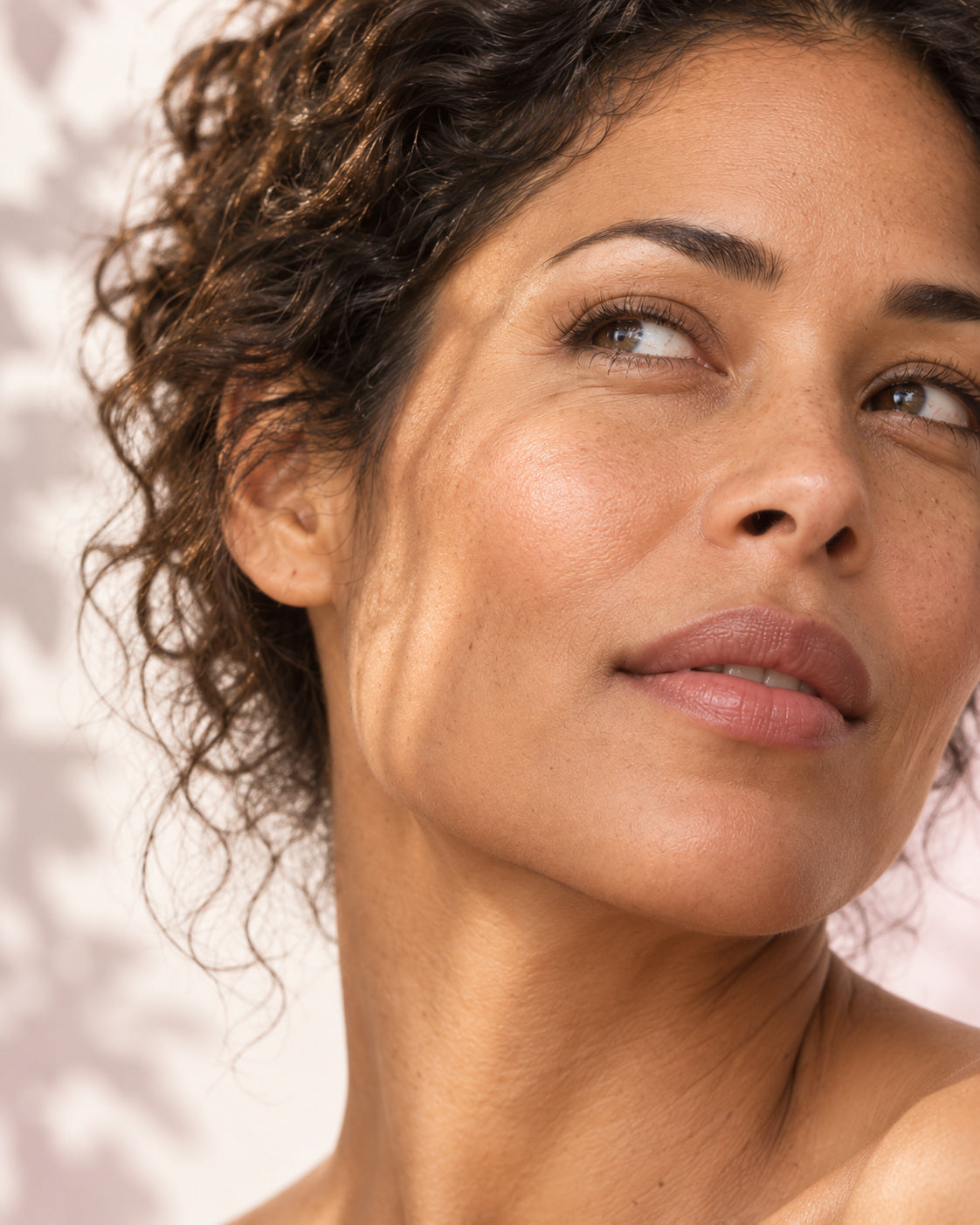 Gros plan du visage d’une femme dans une lumière naturelle.